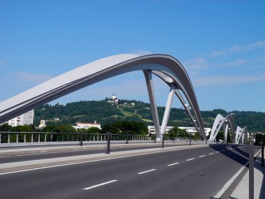 Avusturya, Tuna Nehri üzerindeki yeni köprü Poestlingberg 'in arkasındaki eski demiryolu köprüsünün, hacca giden kilisenin yerini alacak.