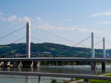 Avusturya, Yukarı Avusturya 'nın başkenti Linz' deki Tuna Nehri üzerindeki otoban köprüsü