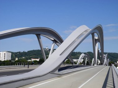 Avusturya, Tuna Nehri üzerinde eski demiryolu köprüsünün yerini alacak yeni bir köprü, arkada bisikletçiler ve yayalar için ayrı şeritler, Poestlingberg 'deki hac kilisesi