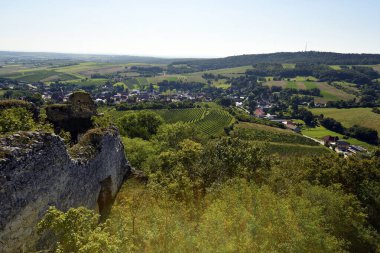 Avusturya, ortaçağ şatosundan köye Falkenstein, ünlü bir şarap bölgesi ve Çek Cumhuriyeti sınırı yakınlarındaki Weinviertel 'de tercih edilen bir istikamet.