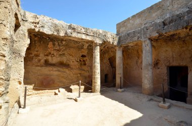 Paphos, Kıbrıs - 27 Eylül 2023: UNESCO dünya mirası sahası - Kralların Mezarı - M.Ö. 3. yüzyıldan kalma kaya mezarları olan bir mezarlık