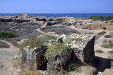 Paphos, Kıbrıs - 27 Eylül 2023: UNESCO dünya mirası sahası - Kralların Mezarı - M.Ö. 3. yüzyıldan kalma kaya mezarları olan bir mezarlık