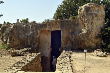 Paphos, Kıbrıs - 27 Eylül 2023: UNESCO dünya mirası sahası - Kralların Mezarı - M.Ö. 3. yüzyıldan kalma kaya mezarları olan bir mezarlık