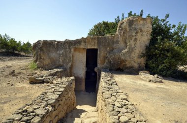Paphos, Kıbrıs - 27 Eylül 2023: UNESCO dünya mirası sahası - Kralların Mezarı - M.Ö. 3. yüzyıldan kalma kaya mezarları olan bir mezarlık