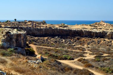 Paphos, Kıbrıs - 27 Eylül 2023: UNESCO dünya mirası sahası - Kralların Mezarı - M.Ö. 3. yüzyıldan kalma kaya mezarları olan bir mezarlık