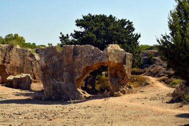 Paphos, Kıbrıs - 27 Eylül 2023: UNESCO dünya mirası sahası - Kralların Mezarı - M.Ö. 3. yüzyıldan kalma kaya mezarları olan bir mezarlık