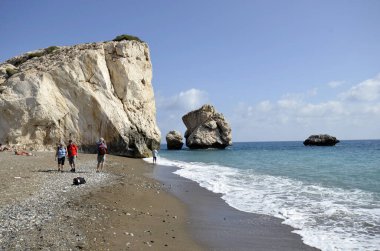 Episkopi, Kıbrıs - 27 Eylül 2023: Efsaneye göre Afrodit Kayası 'nda kimliği belirsiz insanlar, Afrodit' in doğduğu yer.