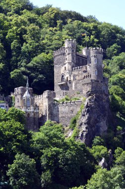 Rheinstein, Almanya - 29 Mayıs 2011: Rheinstein Şatosu UNESCO dünya mirası sahasında og Rhine Vadisi