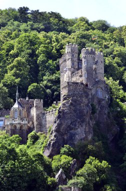 Rheinstein, Almanya - 29 Mayıs 2011: Rheinstein Şatosu UNESCO dünya mirası sahasında og Rhine Vadisi