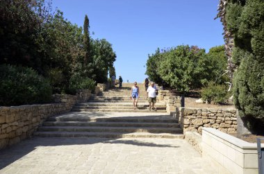 Paphos, Kıbrıs - 27 Eylül 2023: UNESCO 'nun dünya mirası sahası Kato Paphos' un Arkeoloji Parkı 'ndaki turistler, Paphos namı diğer Pafos 2017 yılında Avrupa Kültür Başkenti oldu.