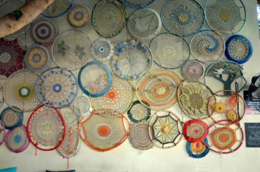 Paphos, Kıbrıs - 27 Eylül 2023: Duvara elle yapılan sanatsal nakış sunumu, Avrupa Kültür Başkenti 2017