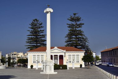 Paphos, Kıbrıs - 27 Eylül 2023: Eski Kent ilçesinde belediye kütüphanesi olan belediye bahçeleri, şehir 2017 Avrupa Kültür Başkentiydi.