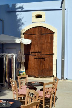 Paphos, Kıbrıs - 27 Eylül 2023: Old Town semtinde hediyelik eşya dükkanı ve eski kapı, şehir 2017 Avrupa Kültür Başkentiydi