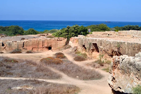 Paphos, Kıbrıs - 27 Eylül 2023: UNESCO dünya mirası sahası - Kralların Mezarı - M.Ö. 3. yüzyıldan kalma kaya mezarları olan bir mezarlık