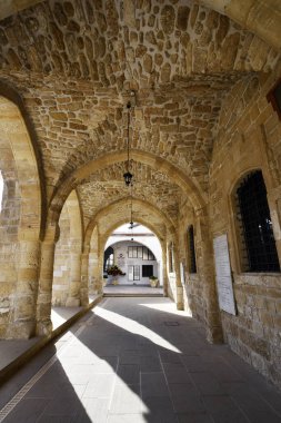 Larnaca, Kıbrıs - 30 Eylül 2023: Saint Lazarus 'un Kıbrıs' ın güney kesimindeki eski ortaçağ kilisesinin dışında Portico