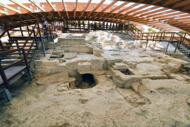 Episkopi, Kıbrıs - 30 Eylül 2023: İngiliz Denizaşırı Toprakları Akr Bölgesi 'nin bir parçası olan Akrotiri yarımadasında yer alan Kourion arkeoloji parkındaki özel bir çatı yapısı altında yer alan antik mozaik ve kazıları ziyaret eden turist grubu