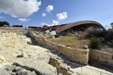 Episkopi, Kıbrıs - 30 Eylül 2023: İngiliz Denizaşırı Toprakları Akr Bölgesi 'nin bir parçası olan Akrotiri yarımadasında yer alan Kourion arkeoloji parkındaki özel bir çatı yapısı altında yer alan antik mozaik ve kazıları ziyaret eden turist grubu