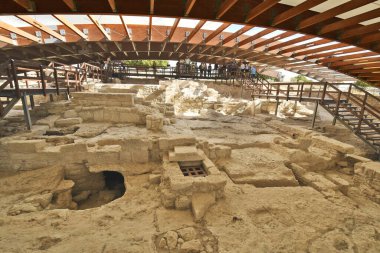 Episkopi, Kıbrıs - 30 Eylül 2023: İngiliz Denizaşırı Toprakları Akr Bölgesi 'nin bir parçası olan Akrotiri yarımadasında yer alan Kourion arkeoloji parkındaki özel bir çatı yapısı altında yer alan antik mozaik ve kazıları ziyaret eden turist grubu