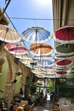 Lemesos, Kıbrıs - 28 Eylül 2023: bir restoranda şemsiyeli renkli dekorasyon 
