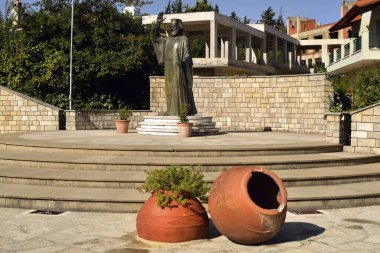 Omodos, Kıbrıs - 28 Eylül 2023: Makarios Anıtı, Kıbrıs Cumhuriyeti Cumhurbaşkanı ve Kıbrıs Ortodoks Kilisesi Başpiskoposu