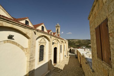 Kıbrıs - Trodoos dağlarındaki Manastır Kykkos, kaldırım taşları ve çan kulesi