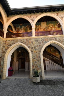 Kıbrıs - Trodoos dağlarındaki Manastır Kykkos Manastırı, ikon koridorlu manastırın iç avlusu