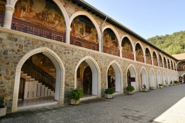 Kıbrıs - Trodoos dağlarındaki Manastır Kykkos Manastırı, ikon koridorlu manastırın iç avlusu