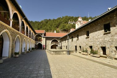 Kıbrıs - Trodoos dağlarındaki Manastır Kykkos, Kuyu, ikon koridoru, çan kulesi ve üst kattaki şapeli olan iç avlu