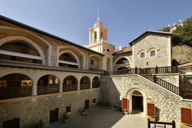 Kıbrıs - Trodoos dağlarındaki Kykkos Manastırı, yukarıda çan kulesi ve şapeli bulunan avlu