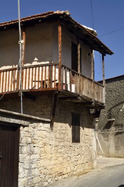 Omodos, Kıbrıs - Troodos dağlarındaki dağ köyünde dar bir sokak, ahşap balkonlu geleneksel inşaatta evler,