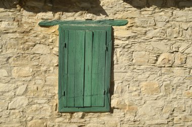 Kıbrıs - Dağ köyü Omodos 'ta taşlı ve yeşil panjurlu geleneksel inşaat evi