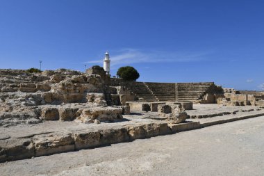 Paphos, Kıbrıs - 02 Ekim 2023: Kato Paphos arkeoloji alanında Odeon Amfitiyatrosu ve Paphos Lithghouse - UNESCO dünya mirası alanı, Paphos namı diğer Pafos 2017 yılında Avrupa Kültür Başkentiydi.