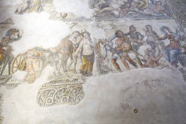 Paphos, Kıbrıs Rum Kesimi - 02 Ekim 2023: Resepsiyon salonunda, UNESCO 'nun dünya mirası sahası Kato Paphos' un Yunan mitolojisinden motiflerle yapılan büyük mozaik, Paphos namı diğer Pafos 2017 yılında Avrupa Kültür Başkentiydi.