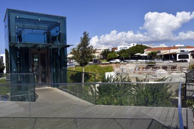 Paphos, Kıbrıs - 02 Ekim 2023: Yukarıdaki hamam ve restoranların yanı sıra modern bir asansör ve otopark ve otobüs durağına sahip eski kasaba 2017 yılında Avrupa Kültür Başkentiydi.
