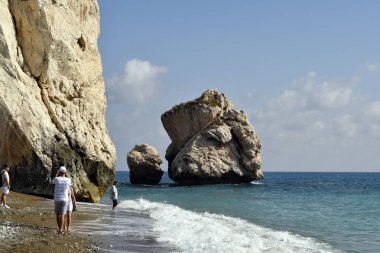 Episkopi, Kıbrıs - 27 Eylül 2023: Efsaneye göre Afrodit Kayası 'nda kimliği belirsiz insanlar, Afrodit' in doğduğu yer.
