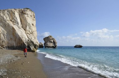 Episkopi, Kıbrıs - 27 Eylül 2023: Afrodit Kayası sahilinde kimliği belirsiz turist, efsaneye göre Afrodit 'in doğduğu yer