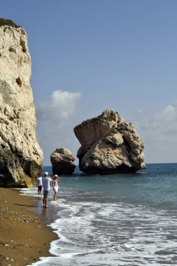 Episkopi, Kıbrıs - 27 Eylül 2023: Efsaneye göre Afrodit Kayası 'nda kimliği belirsiz insanlar, Afrodit' in doğduğu yer.