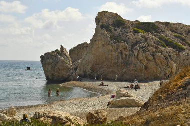 Episkopi, Kıbrıs - 27 Eylül 2023: Efsaneye göre Afrodit Kayası 'nda kimliği belirsiz insanlar, Afrodit' in doğduğu yer.