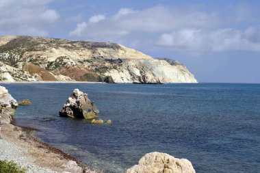 Episkopi, Kıbrıs - Efsaneye göre Afrodit 'in doğduğu yer olan Rock of Afrodit plajı boyunca kıyı şeridi ve kıyı yolu