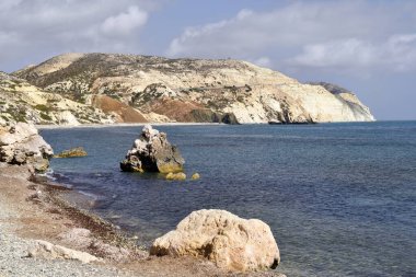 Episkopi, Kıbrıs - Efsaneye göre Afrodit 'in doğduğu yer olan Rock of Afrodit plajı boyunca kıyı şeridi ve kıyı yolu