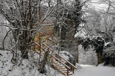 Avusturya, 17. yüzyıldan kalma Mannersdorf Wueste doğa koruma alanında Leopold Şapeli 'nin karla kaplı kalıntıları.