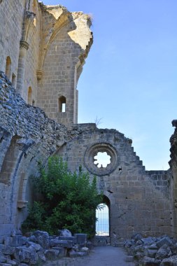 Kuzey Kıbrıs, Ortaçağ Bellapais Manastırı 'nın duvarı