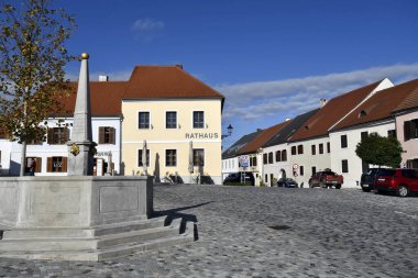 Stadtschlaining, Avusturya - 07 Kasım 2023: Kasaba belediye binası ve çeşme ile döşenmiş ana meydan