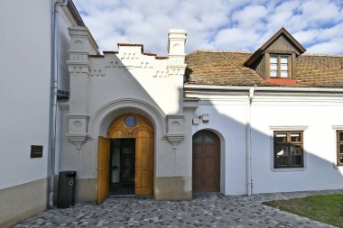 Stadtschlaining, Avusturya - 07 Kasım 2023: Eski sinagog şimdi Macaristan sınırı yakınlarındaki Güney Burgenland 'da yerel Yahudi cemaatinin bir sergisi ve anısı olarak kullanılıyor 