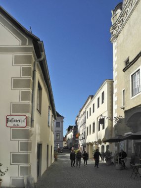 Krems an der Donau, Avusturya - 4 Kasım 2023: Bilinmeyen turistler eski kentin pitoresk dar sokaklarında dolaşıyorlar