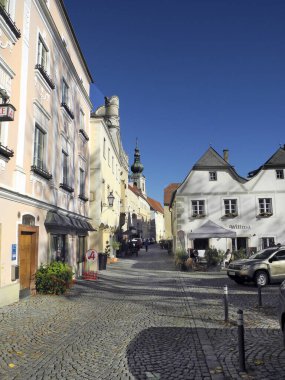 Krems an der Donau, Avusturya - Kasım 04, 2023: Eski kasabanın pitoresk dar sokaklarındaki eski binalar