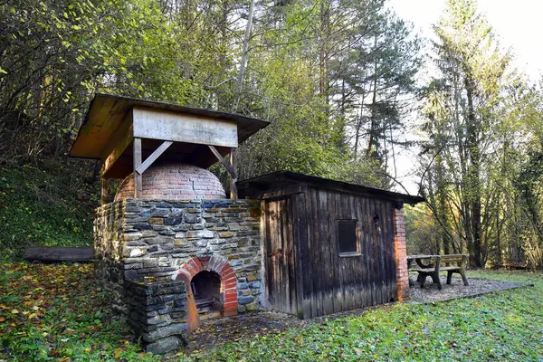 奥地利 伯根兰南部Geschreibenstein自然公园的老石灰窑和邻近的木炭燃烧室 图库照片