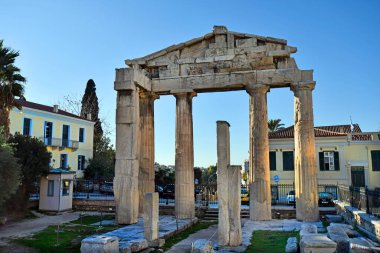 Atina, Yunanistan - 18 Aralık 2023: Athena Archegetis Kapısı, antik Roma Agora harabelerine giriş