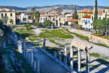 Atina, Yunanistan - 19 Aralık 2023: Athena Archegets Kapısı ile birlikte Plaka ilçesindeki antik Roma Agora kalıntıları