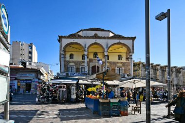 Atina, Yunanistan - 19 Aralık 2023: Monastiraki Meydanı 'ndaki Çisdaraki Camii' nde kimliği belirsiz insanlar - şimdi Çağdaş Yunan Kültür Müzesi olarak kullanılıyor, metro istasyonu işareti